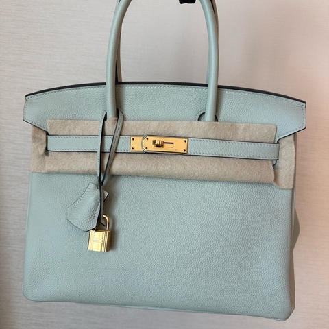愛馬仕 birkin30 冰清灰 閒置未使用，在不同光線下呈現「灰中帶綠」的微妙變化，極為清新高級。2023年包 B刻 附件含塵袋、附發票。