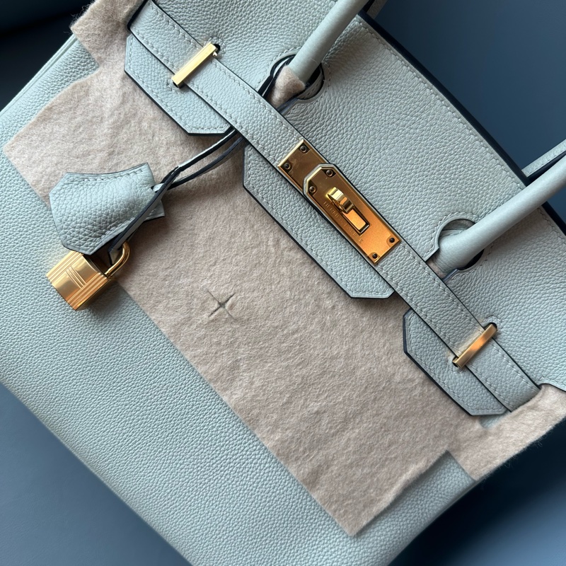 愛馬仕 birkin30 冰清灰 閒置未使用，在不同光線下呈現「灰中帶綠」的微妙變化，極為清新高級。2023年包 B刻 附件含塵袋、附發票。-6