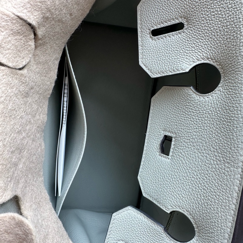 愛馬仕 birkin30 冰清灰 閒置未使用，在不同光線下呈現「灰中帶綠」的微妙變化，極為清新高級。2023年包 B刻 附件含塵袋、附發票。-7