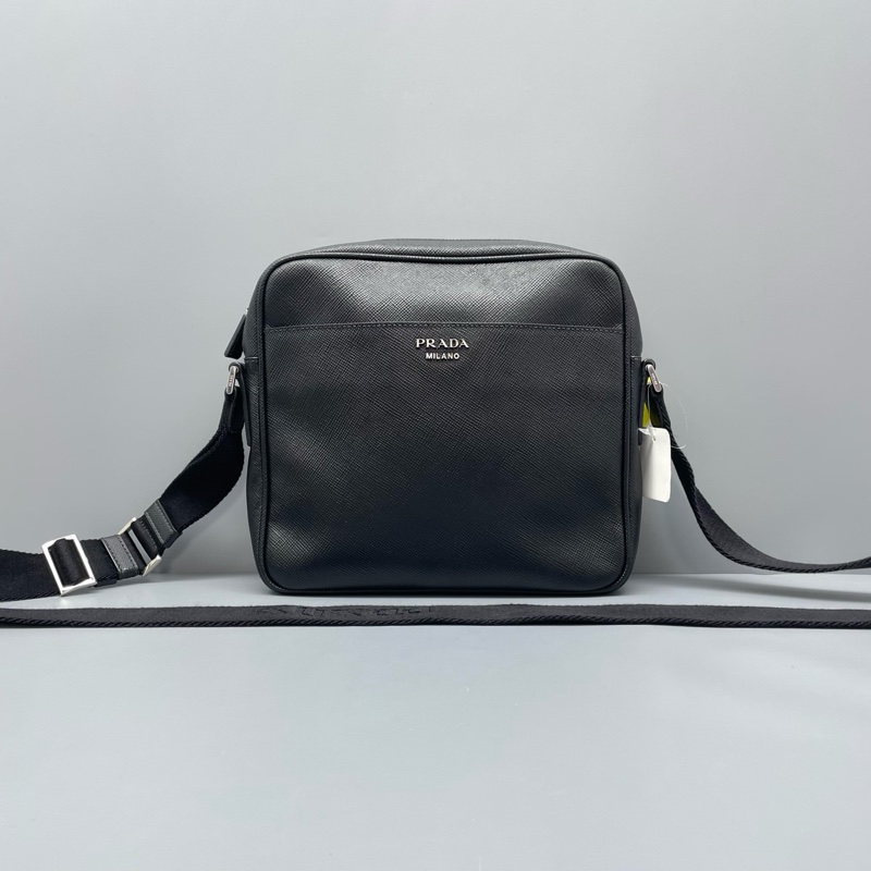 Prada普拉達男士斜挎包黑色/26*24*7cm-0