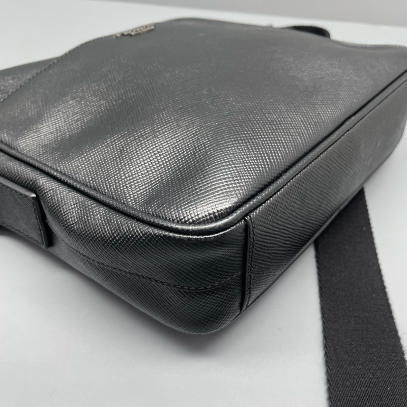 Prada普拉達男士斜挎包黑色/26*24*7cm-3