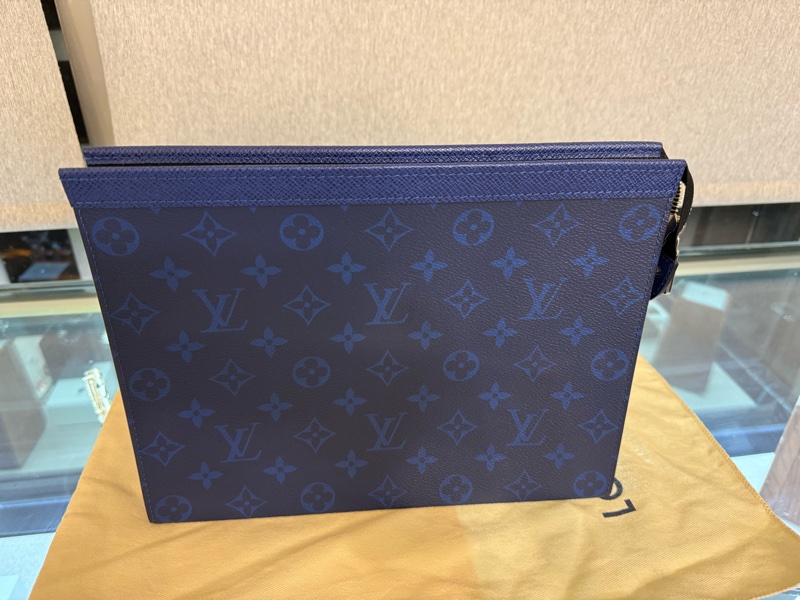 路易威登Pochette Voyage MM 男款手拿包M30423九成新以上-0