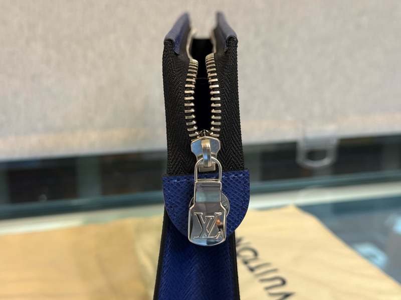 路易威登Pochette Voyage MM 男款手拿包M30423九成新以上-1