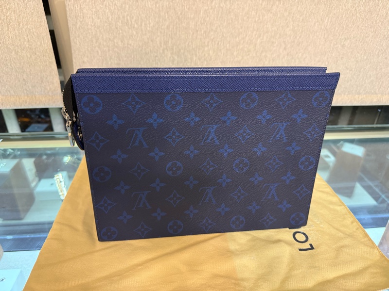 路易威登Pochette Voyage MM 男款手拿包M30423九成新以上-10