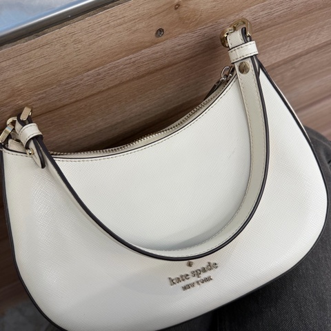 Kate Spade New York 的白色防刮皮革彎月包