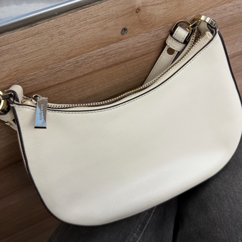 Kate Spade New York 的白色防刮皮革彎月包-1