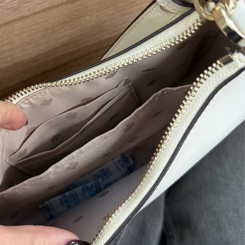 Kate Spade New York 的白色防刮皮革彎月包-2