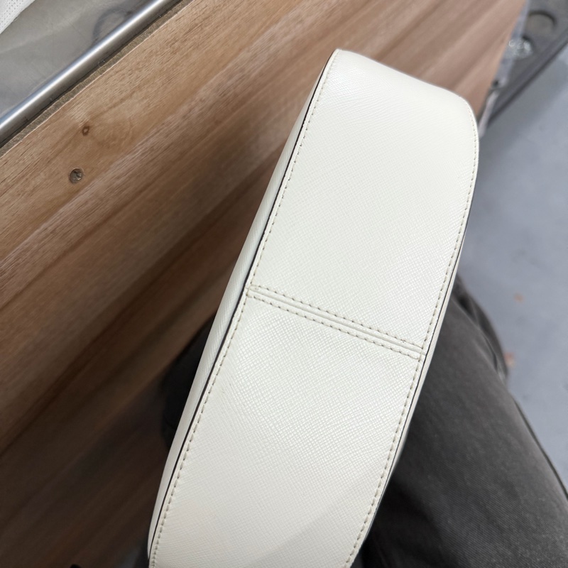 Kate Spade New York 的白色防刮皮革彎月包-3