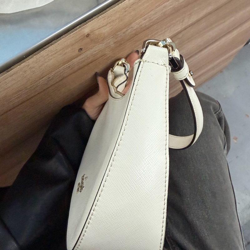 Kate Spade New York 的白色防刮皮革彎月包-4