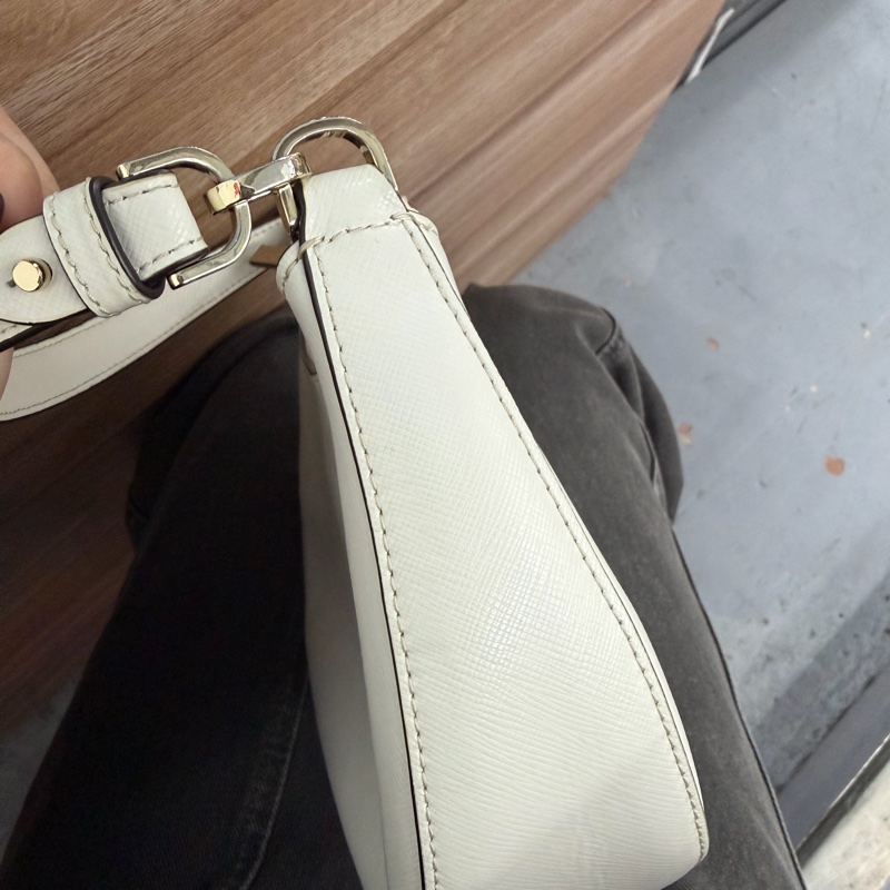 Kate Spade New York 的白色防刮皮革彎月包-5