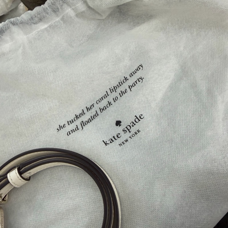 Kate Spade New York 的白色防刮皮革彎月包-6