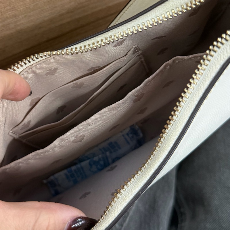 Kate Spade New York 的白色防刮皮革彎月包-10