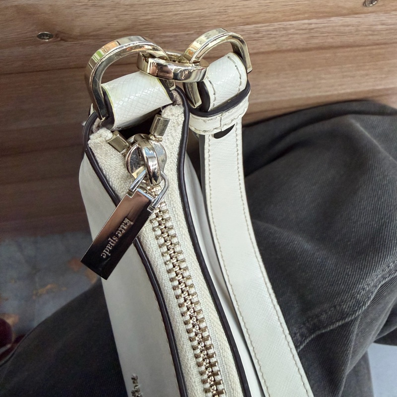 Kate Spade New York 的白色防刮皮革彎月包-11