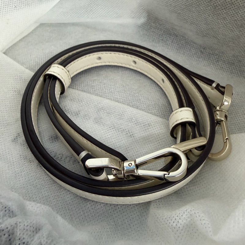 Kate Spade New York 的白色防刮皮革彎月包-12