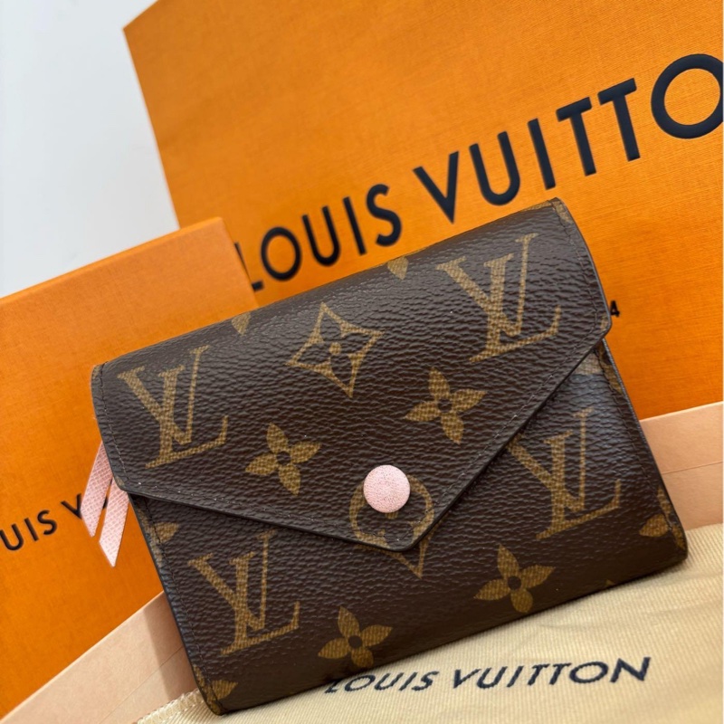 【👝正常使用痕跡 | 有購證】LV Victorine 老花三折扣式短夾 粉-2