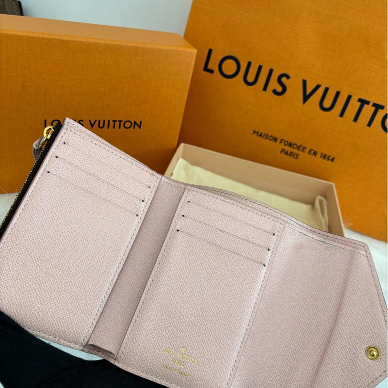 【👝正常使用痕跡 | 有購證】LV Victorine 老花三折扣式短夾 粉-6