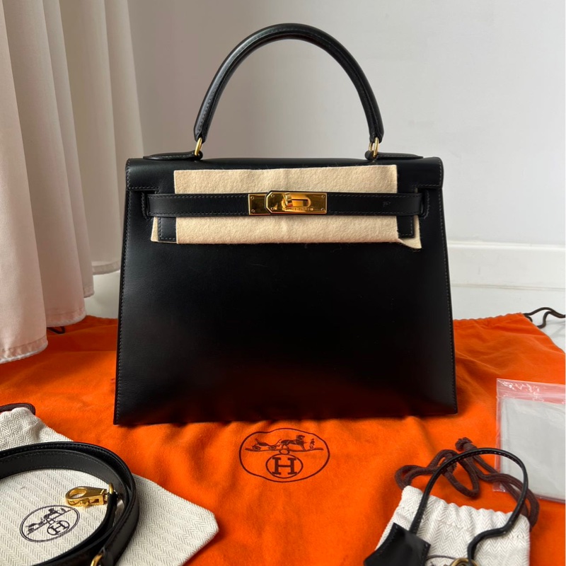 HERMÈS 愛馬仕 kelly28 黑金 box 皮，絕美配件如圖，超帥！圈 X 刻 普皮天花板！品相超級好，市面少有-6