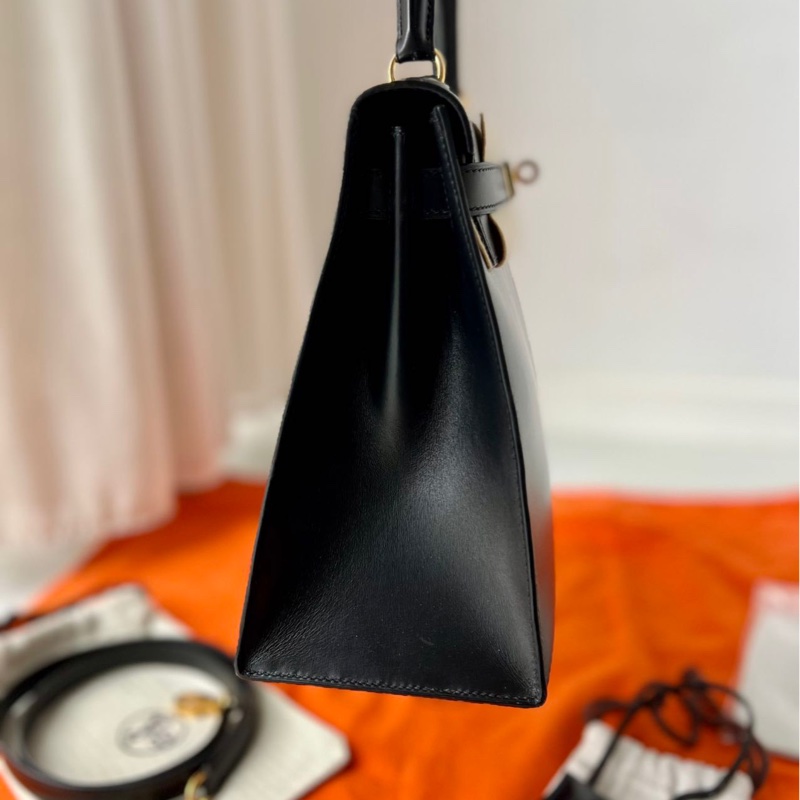 HERMÈS 愛馬仕 kelly28 黑金 box 皮，絕美配件如圖，超帥！圈 X 刻 普皮天花板！品相超級好，市面少有-12