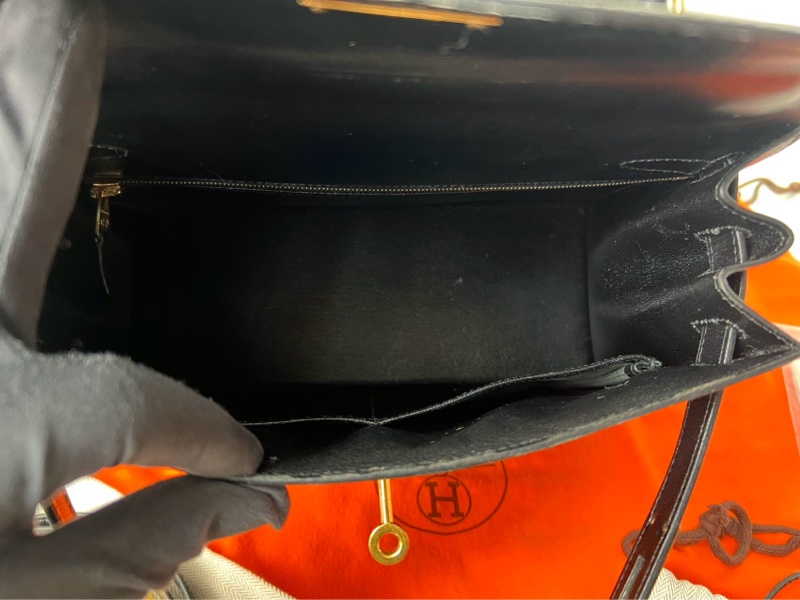HERMÈS 愛馬仕 kelly28 黑金 box 皮，絕美配件如圖，超帥！圈 X 刻 普皮天花板！品相超級好，市面少有-13