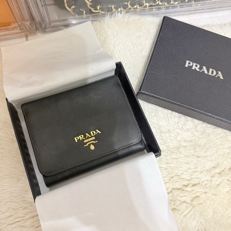 88新✨PRADA經典的黑色防刮牛皮 中夾 短夾 錢包 零錢包-0