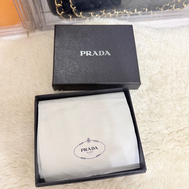 88新✨PRADA經典的黑色防刮牛皮 中夾 短夾 錢包 零錢包-1
