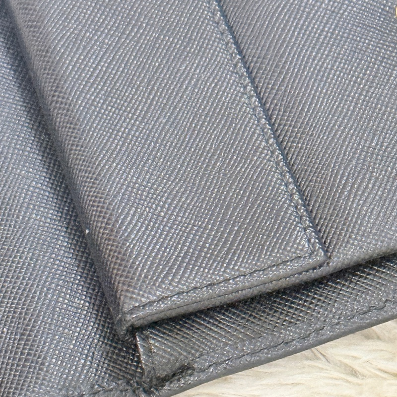 88新✨PRADA經典的黑色防刮牛皮 中夾 短夾 錢包 零錢包-2