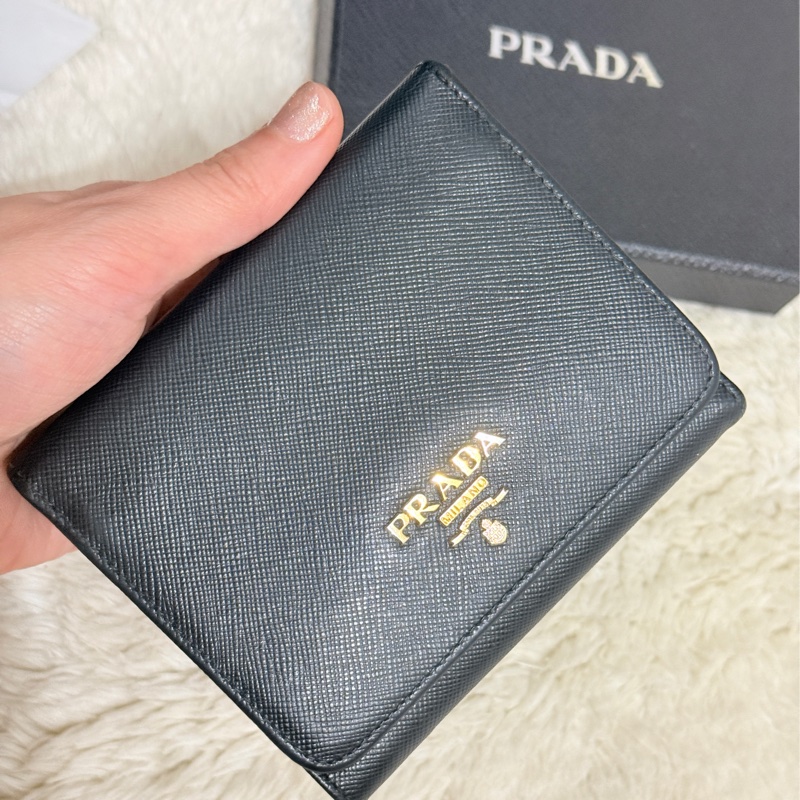 88新✨PRADA經典的黑色防刮牛皮 中夾 短夾 錢包 零錢包-5