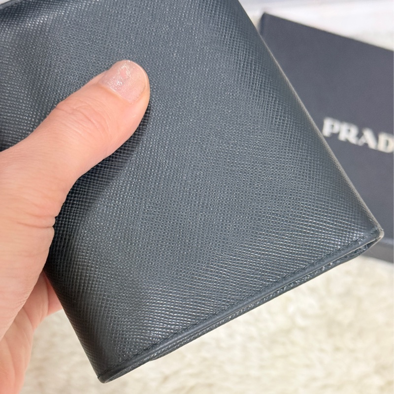 88新✨PRADA經典的黑色防刮牛皮 中夾 短夾 錢包 零錢包-9