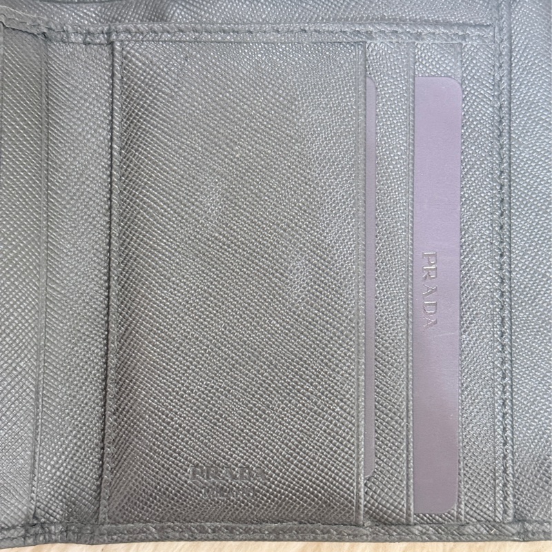 88新✨PRADA經典的黑色防刮牛皮 中夾 短夾 錢包 零錢包-34