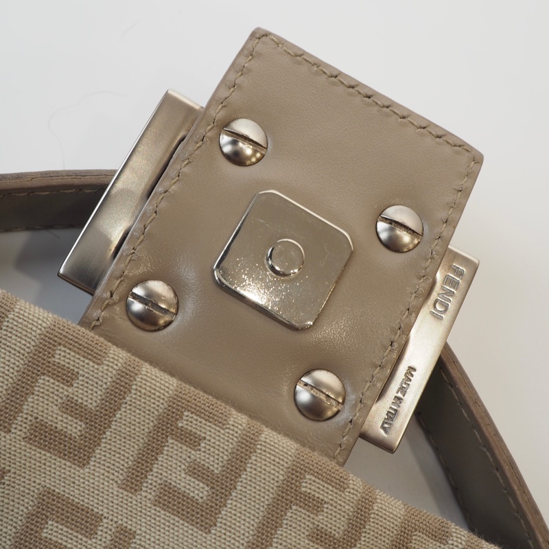 FENDI 米色老花法棍單肩包-3