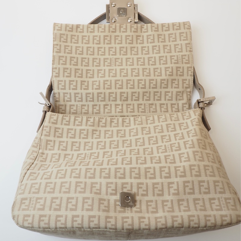 FENDI 米色老花法棍單肩包-17