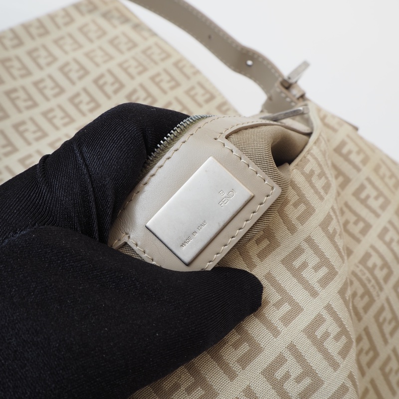 FENDI 米色老花法棍單肩包-19