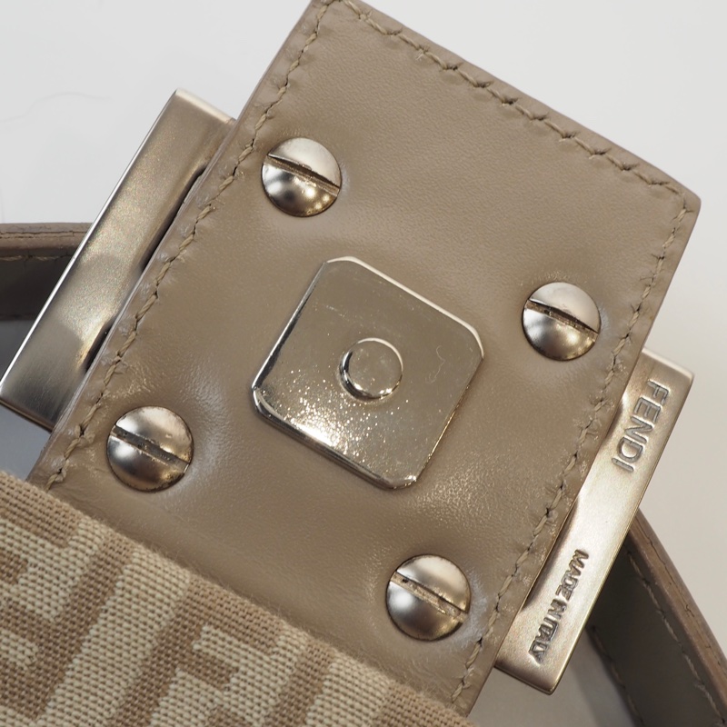 FENDI 米色老花法棍單肩包-21