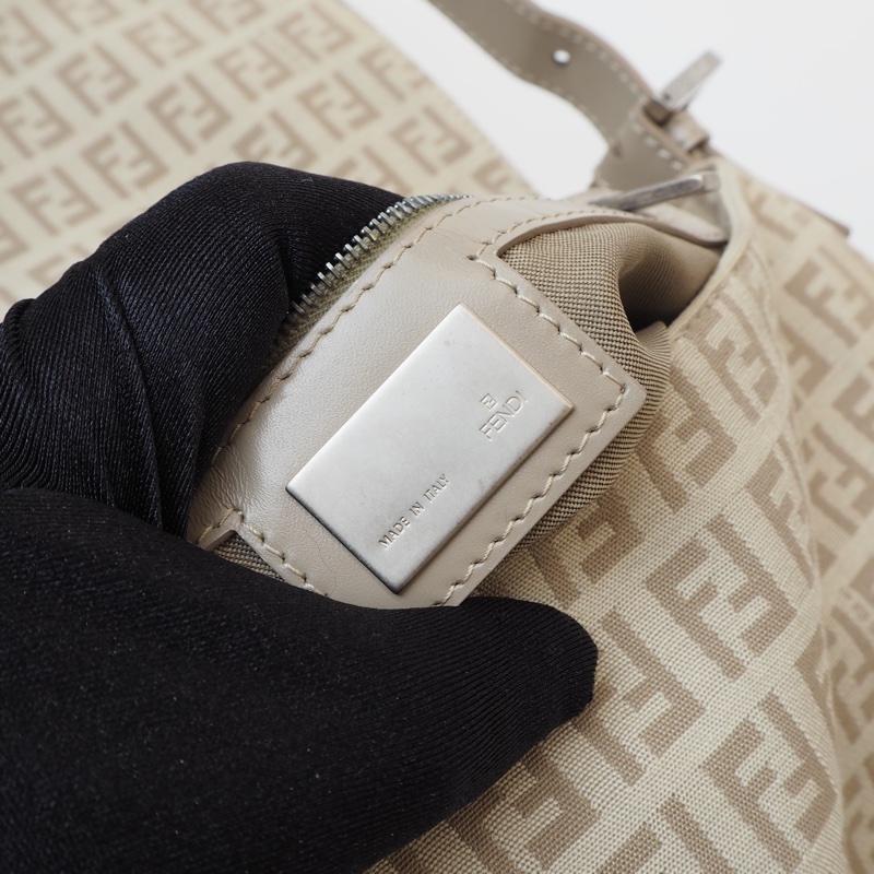 FENDI 米色老花法棍單肩包-22