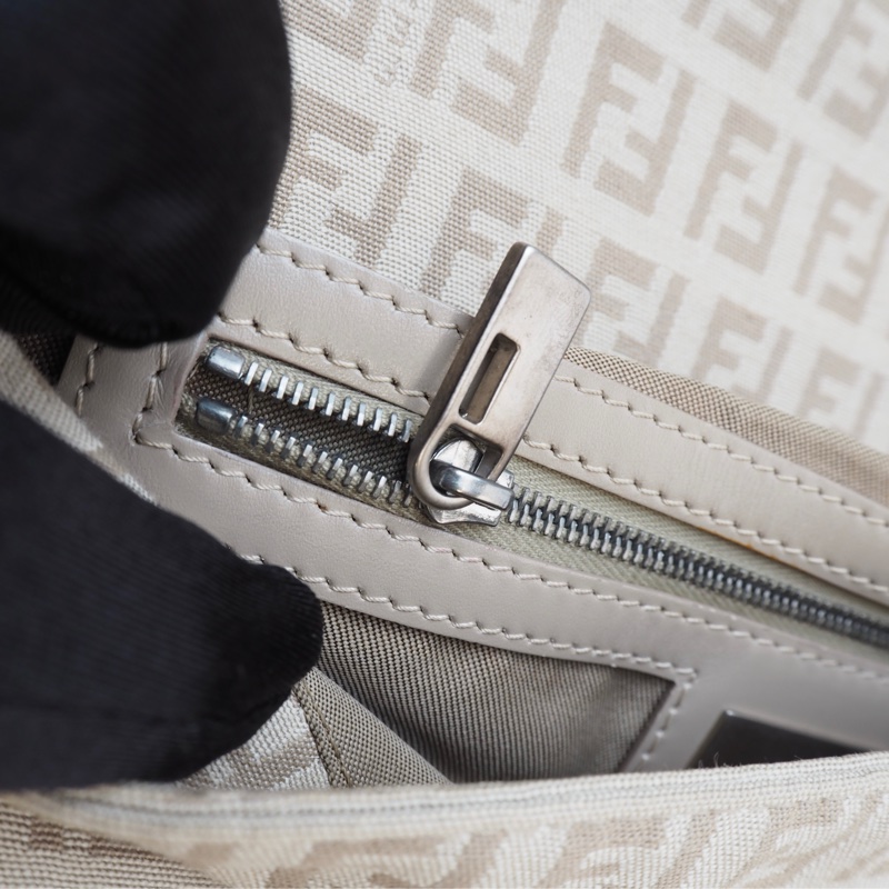 FENDI 米色老花法棍單肩包-23