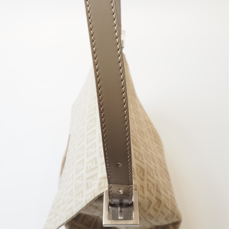 FENDI 米色老花法棍單肩包-24