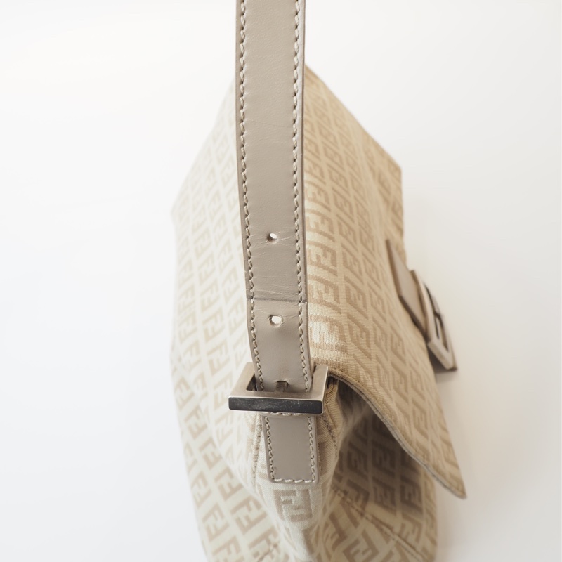 FENDI 米色老花法棍單肩包-26