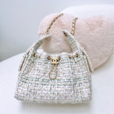 全新 Chanel 25 mini 白色毛呢金釦肩背包