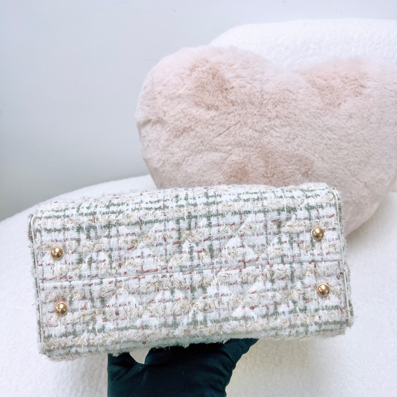 全新 Chanel 25 mini 白色毛呢金釦肩背包-1