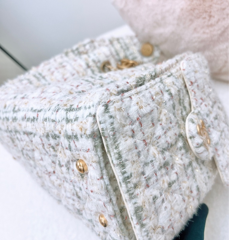 全新 Chanel 25 mini 白色毛呢金釦肩背包-3