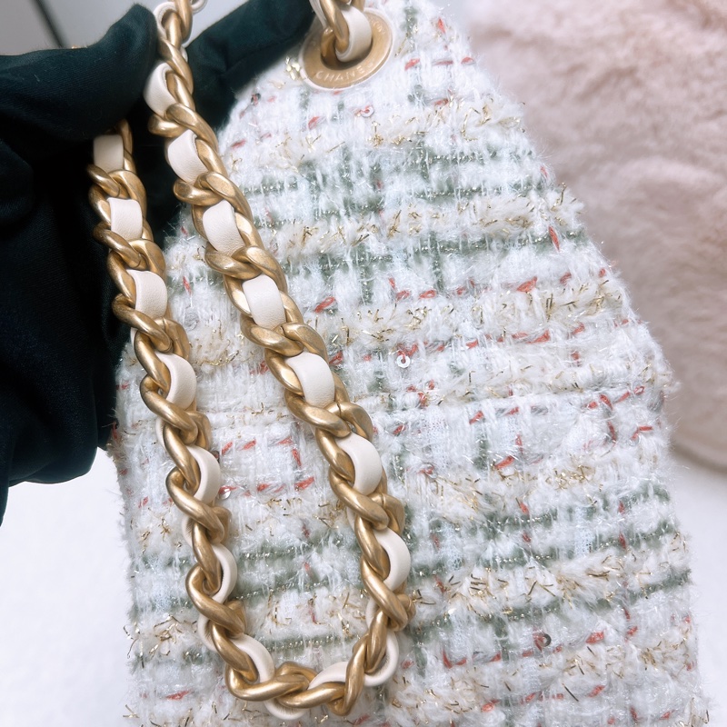 全新 Chanel 25 mini 白色毛呢金釦肩背包-6