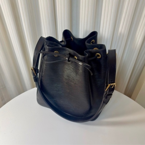 ✔️LOUIS VUITTON LV 路易威登 Epi Noe  水波紋水桶包／黑色