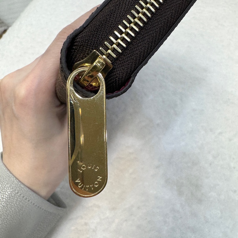 近新🧨LV 原花 Zippy 拉鍊長夾｜Monogram 老花皮夾｜M41895｜莓紅內裡-12