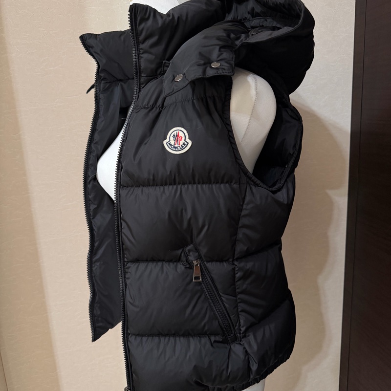 Moncler經典基本款黑色連帽羽絨背心外套-0