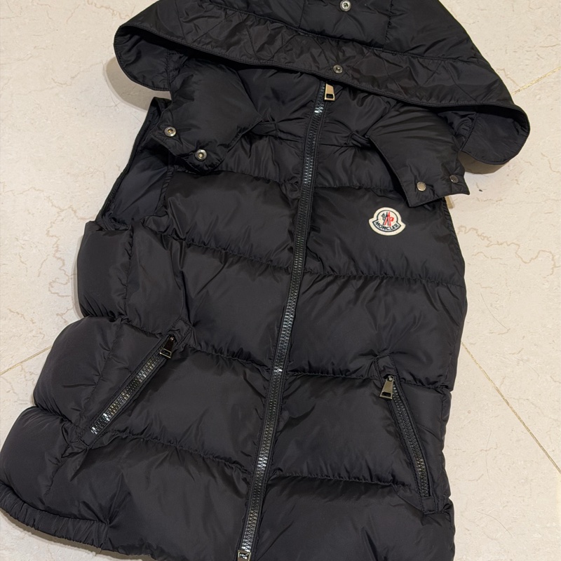 Moncler經典基本款黑色連帽羽絨背心外套-1
