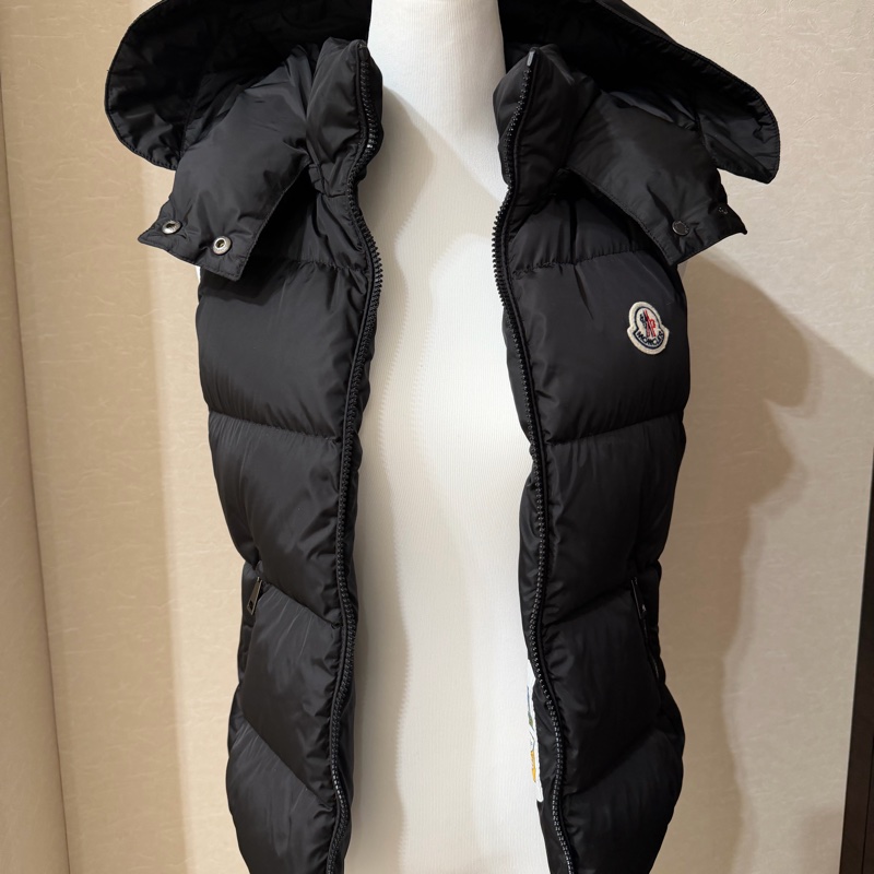 Moncler經典基本款黑色連帽羽絨背心外套-3
