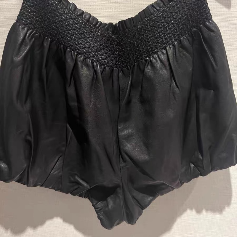 Miumiu羊皮短褲40碼-0