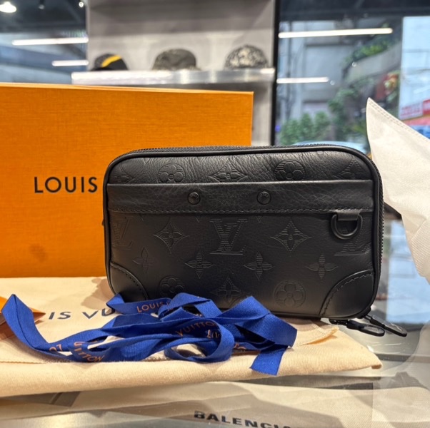 Louis Vuitton LV Alpha 穿戴式錢包-1