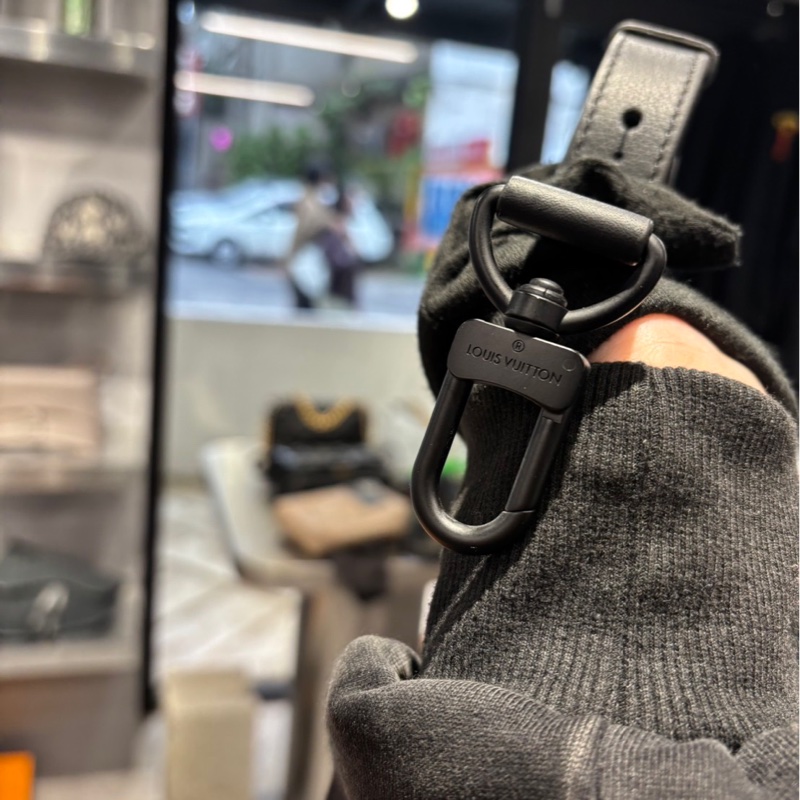 Louis Vuitton LV Alpha 穿戴式錢包-11