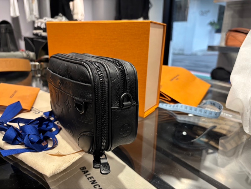 Louis Vuitton LV Alpha 穿戴式錢包-16